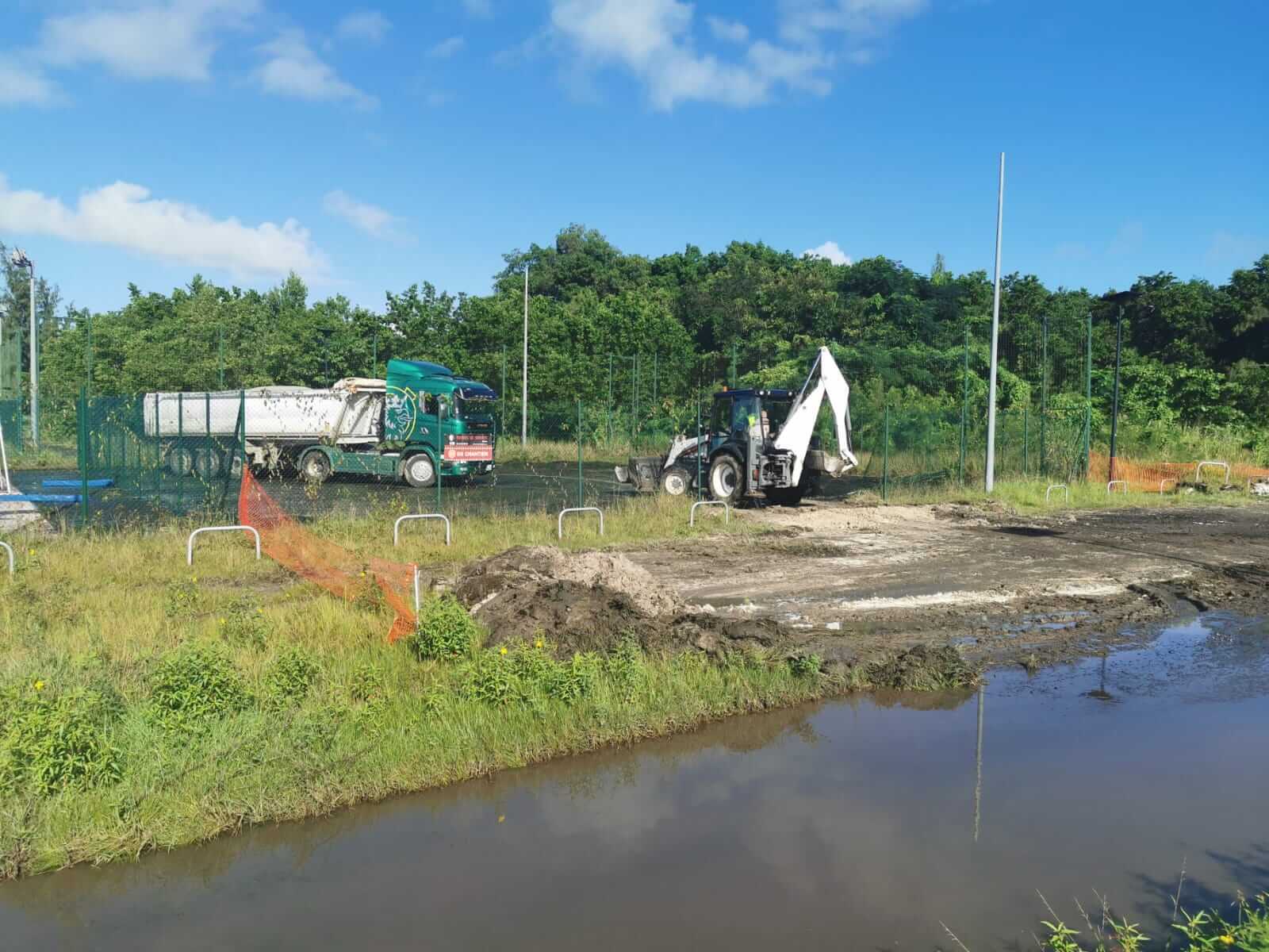 𝗧𝗥𝗔𝗩𝗔𝗨𝗫 de rénovation du terrain de basket du Complexe sportif Michel BENJAMIN